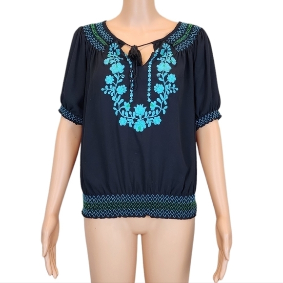 New York & Company short sleeve Embroidery front top - Picture 12 of 12